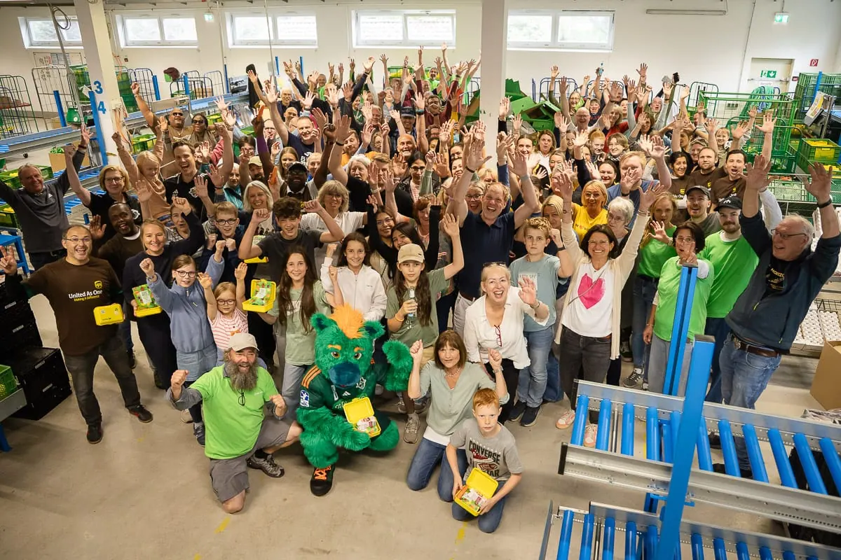Großes Gruppenbild aller Beteiligten