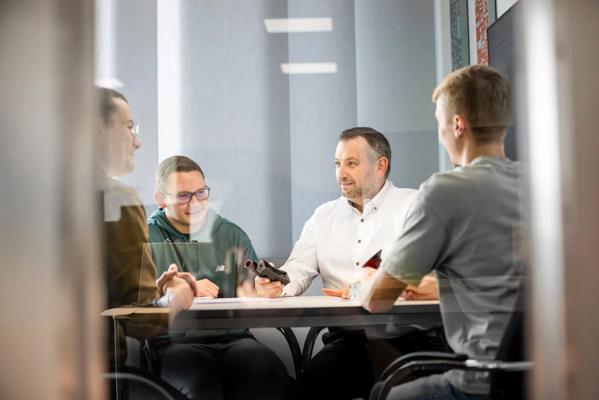 Werkstattszene mit mehreren Mitarbeitenden