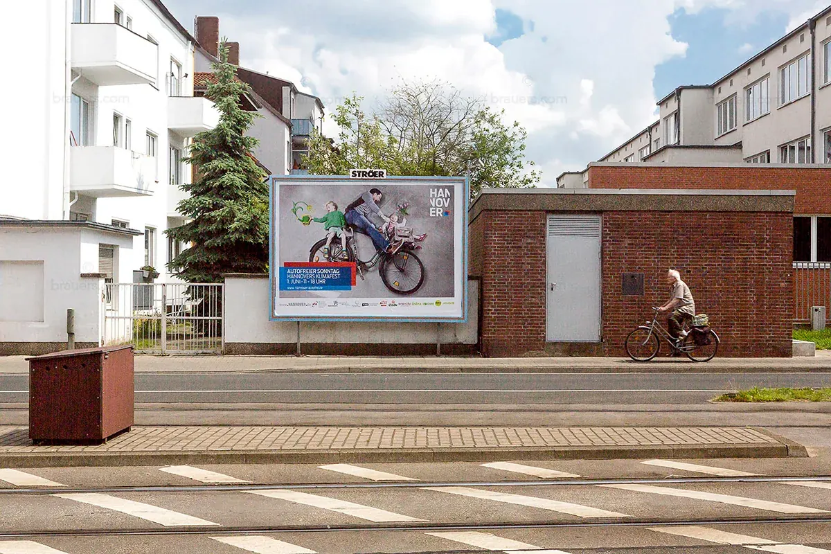 Großflächenplakat der Kampagne an einer Straße in Hannover