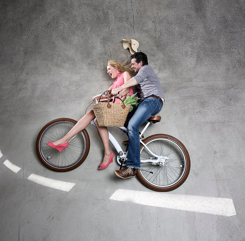 Zwei Personen auf einem Fahrrad, von oben auf Asphalt fotografiert — Kampagnenmotiv Autofreier Sonntag