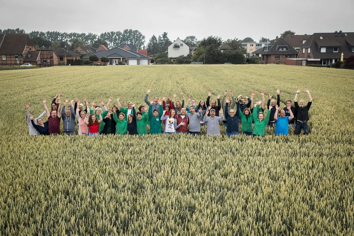 Gruppenbild des Teams in einem Getreidefeld
