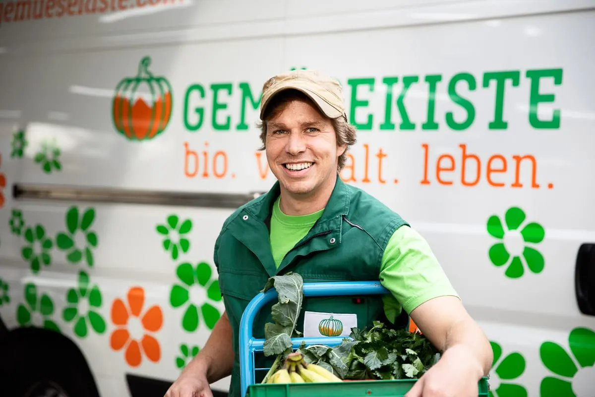 Marktstand mit Gemüsekisten-Logo