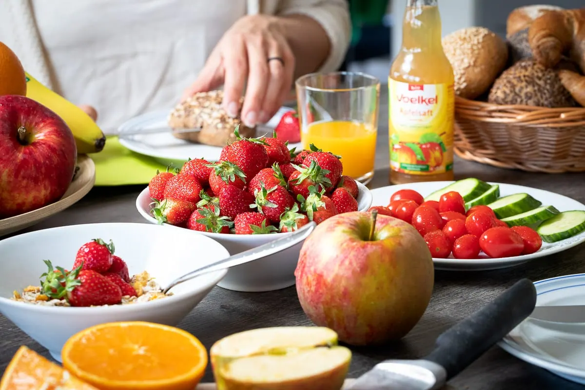 Flatlay aus Obst, Säften und Gebäck