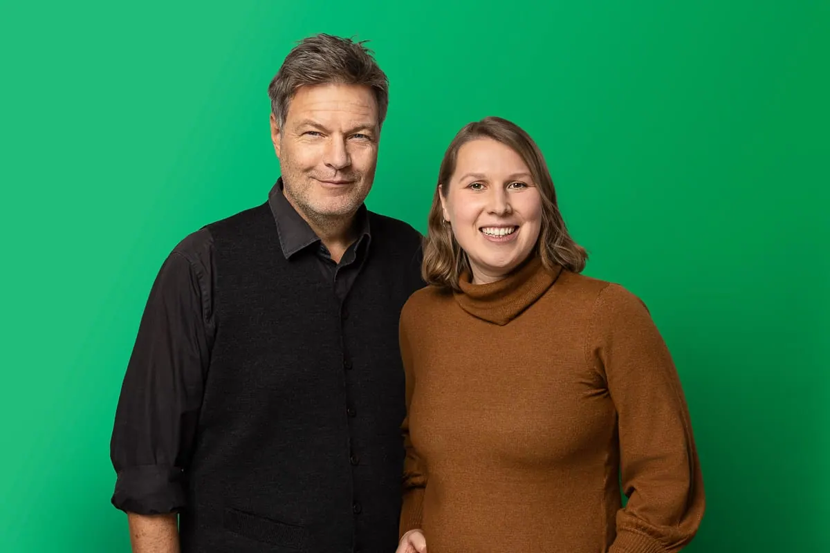 Zwei Kandidierende gemeinsam vor grünem Hintergrund