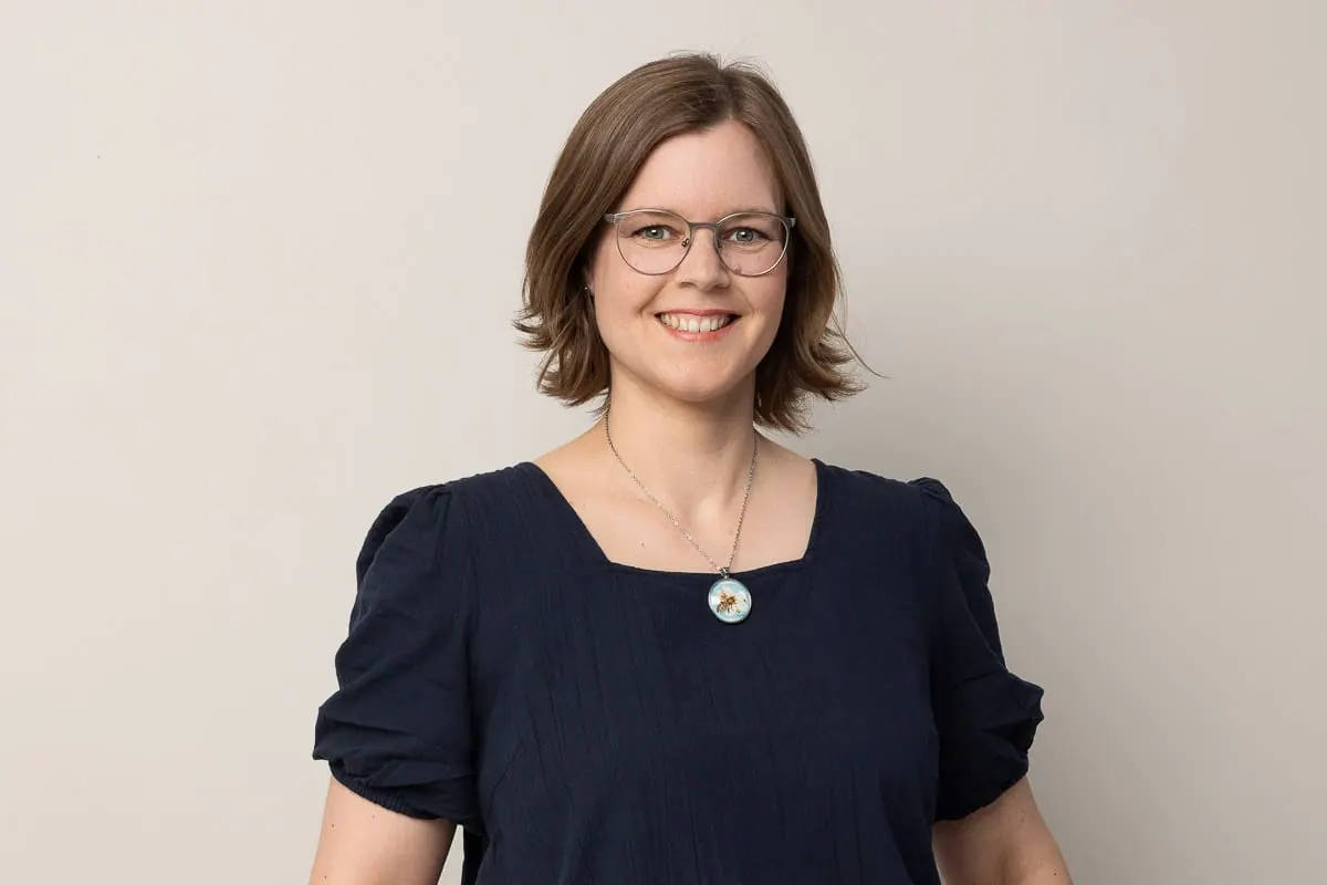 Porträt einer Politikerin vor hellem Hintergrund