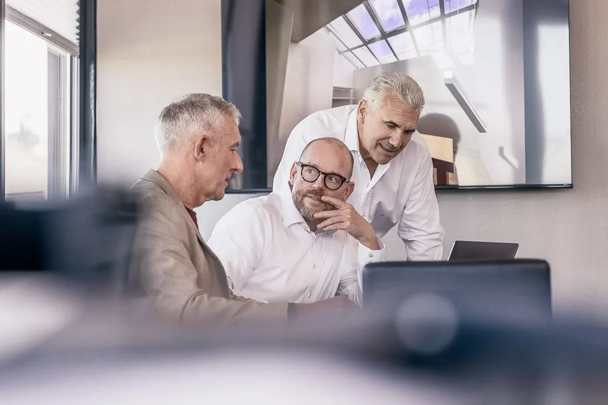 Beratungsgespräch an einem Tisch